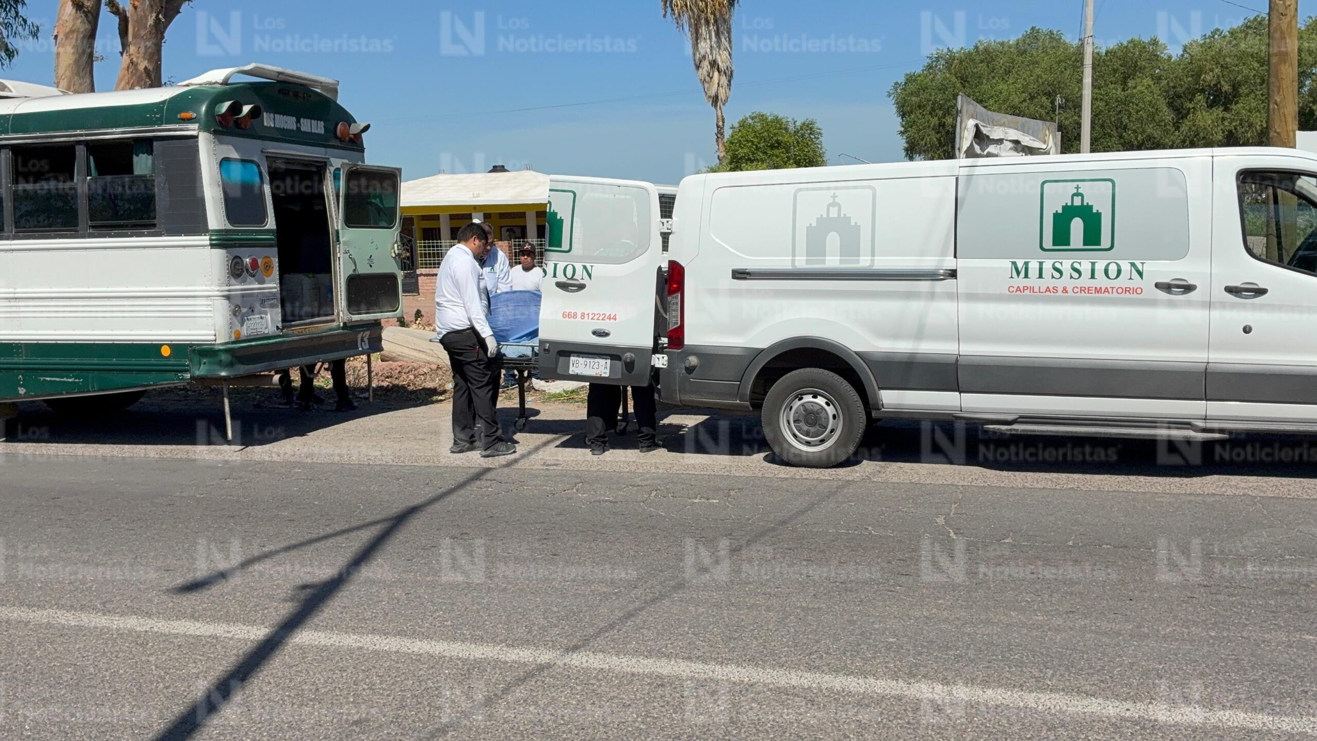 personal de casa funeraria bajan cuerpo de pasajero fallecido en autobús