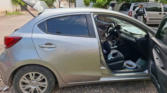 Recuperan dos vehículos robados en Culiacán; uno tenía cartuchos, droga y ponchallantas en su interior