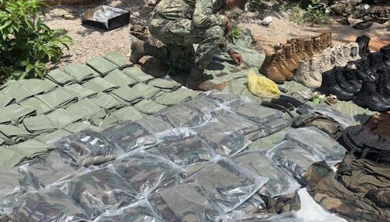 ¡Bien equipados! Descubren campamento para casi 50 sicarios en San Ignacio; con  arsenal, vehículos y uniformes tácticos