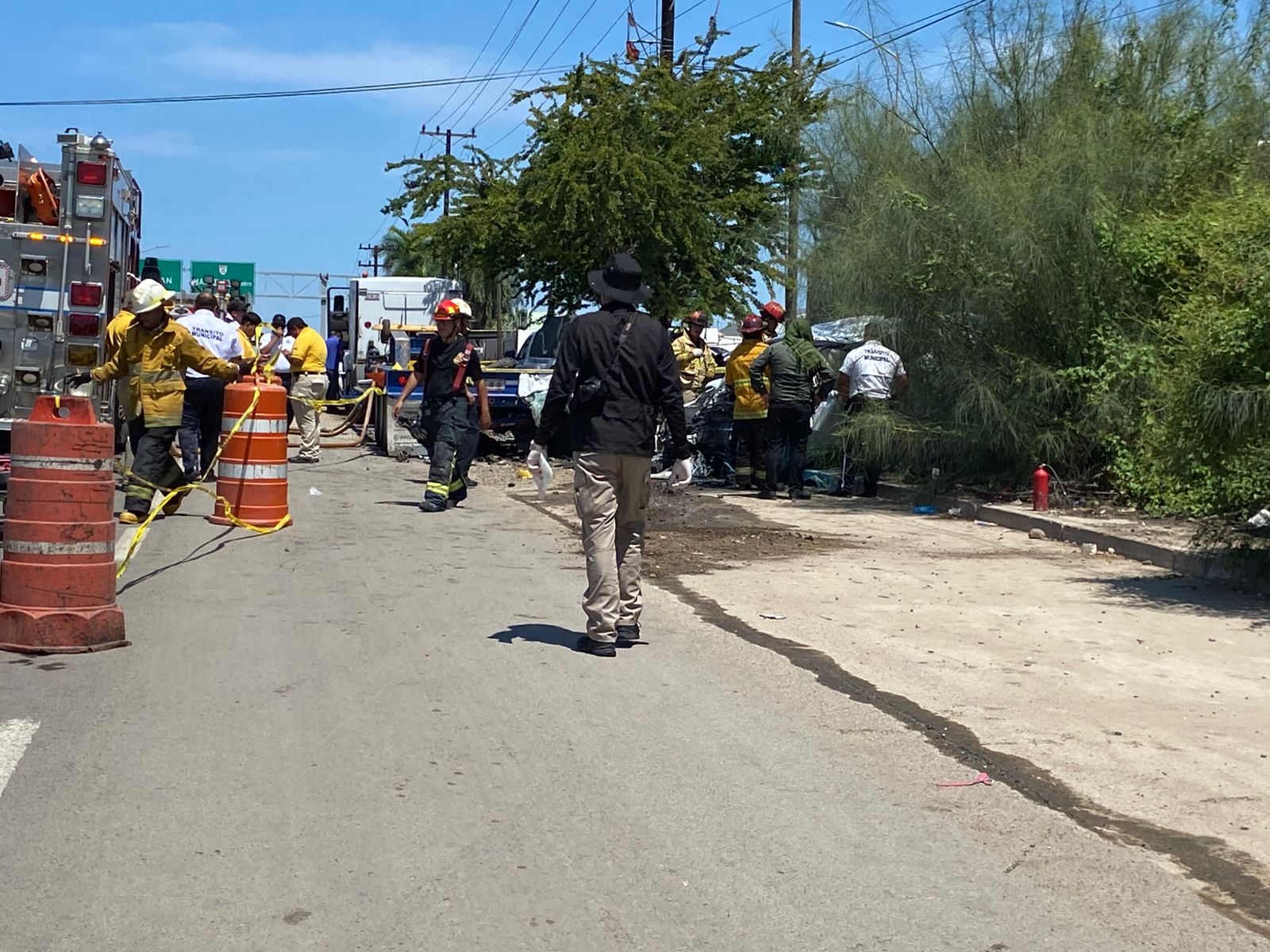 destrozado terminó el auto donde viajaban las victimas en Mazatlan