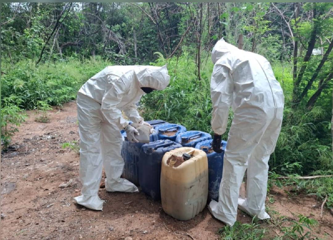 destruyen recipientes utilizados para la elaboracion de drogas