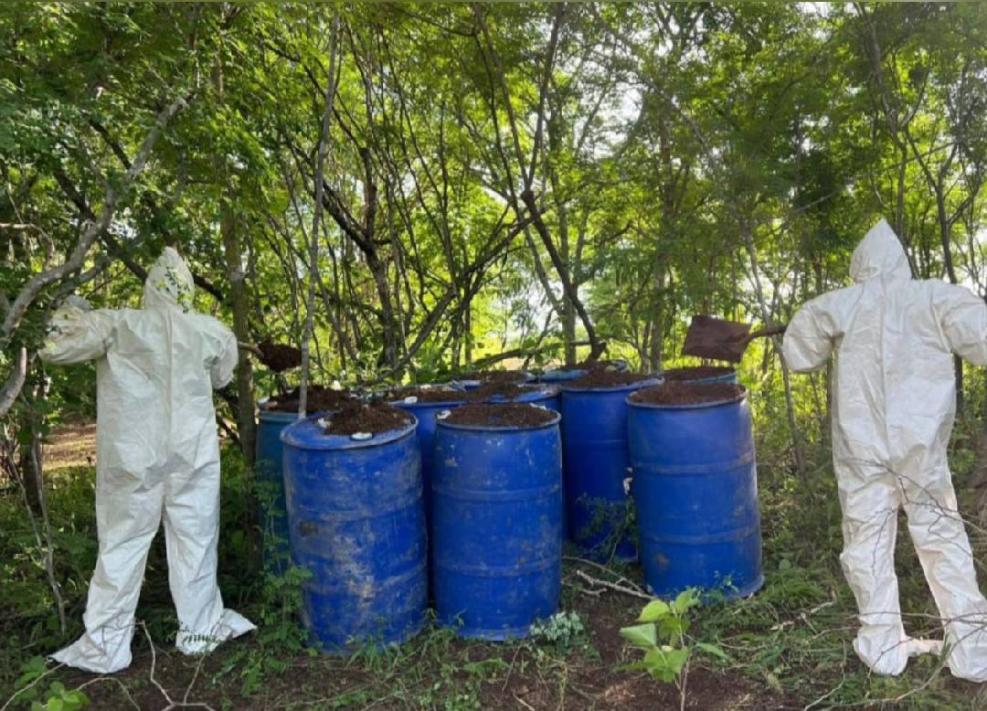 destruyen recipientes utilizados para la elaboracion de drogas