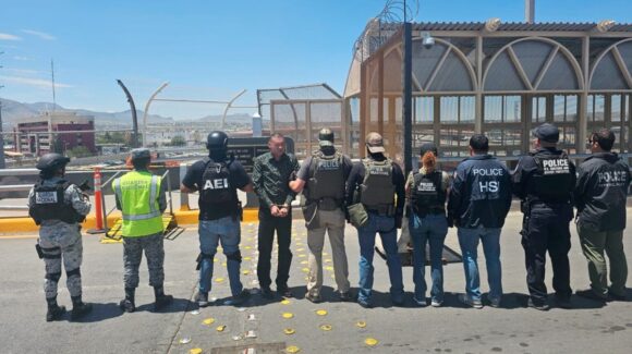 Arrestan y entregan a EU a presunto operador financiero del Cártel de Sinaloa, que se había fugado de prisión