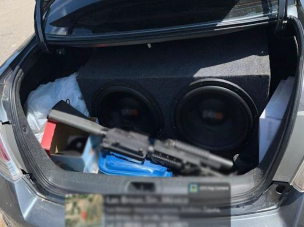 arma larga, un cargador y un vehículo con reporte de robo.