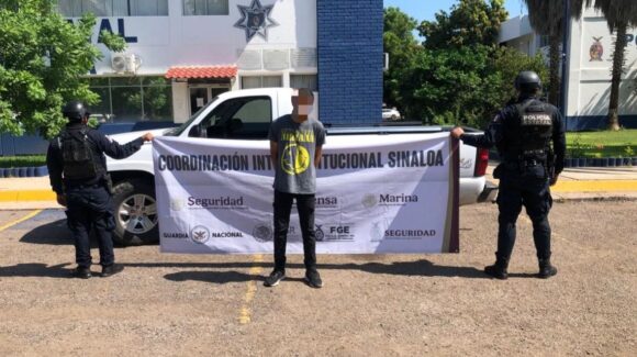 ¡Intentó huir pero fue detenido! Conducía camioneta recién robada, en Culiacán