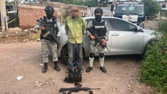 Operativo en Culiacán deja un detenido, arsenal y ocho granadas aseguradas en una casa