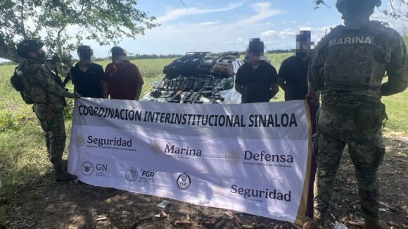 ¡Con 3 AK-47! Detienen a 4 hombres en Navolato; iban a bordo de un March