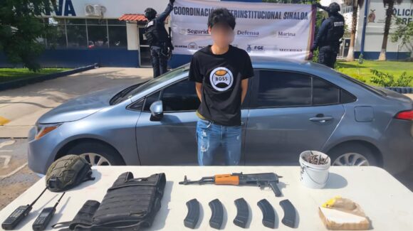 ¡Estaba estacionado en auto robado! Aseguran a sujeto con un AK-47, radios y droga en Culiacán