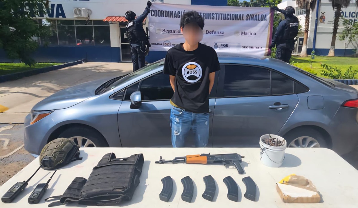 Detienen a hombre en vehículo robado con arma, droga, municiones y radios