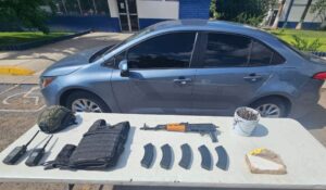 Detienen a hombre en vehículo robado con arma, droga, municiones y radios