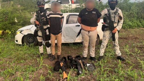 ¡Intentaron huir! Detienen a dos armados en Culiacán; llevaban fusiles, cartuchos y chalecos