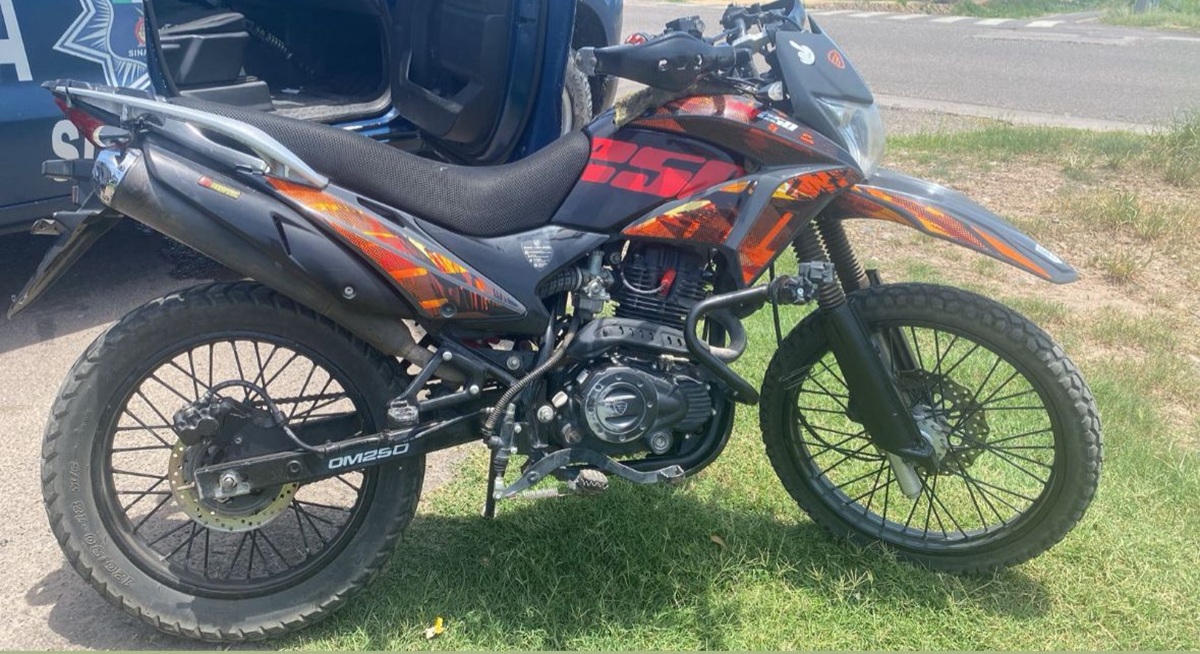Aseguran motocicleta a dos jóvenes que transportaban droga en Culiacán
