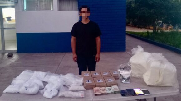 Traía 140 mil pesos en efectivo y droga; detienen a un hombre en Valle Alto, Culiacán