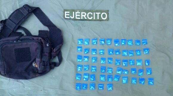 Hallan bolsa con 55 dosis de cristal y detienen a hombre en Culiacán