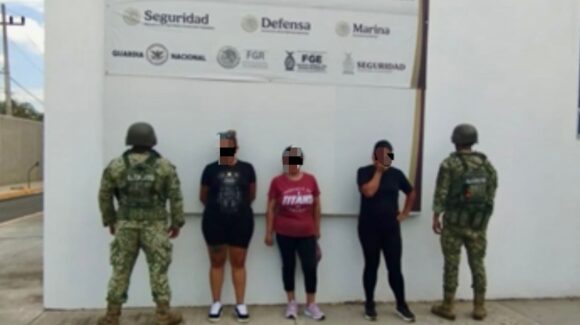 ¡Dos esposas y una hija! Mujeres detenidas con armamento en Barrancos, Culiacán son familiares de militares