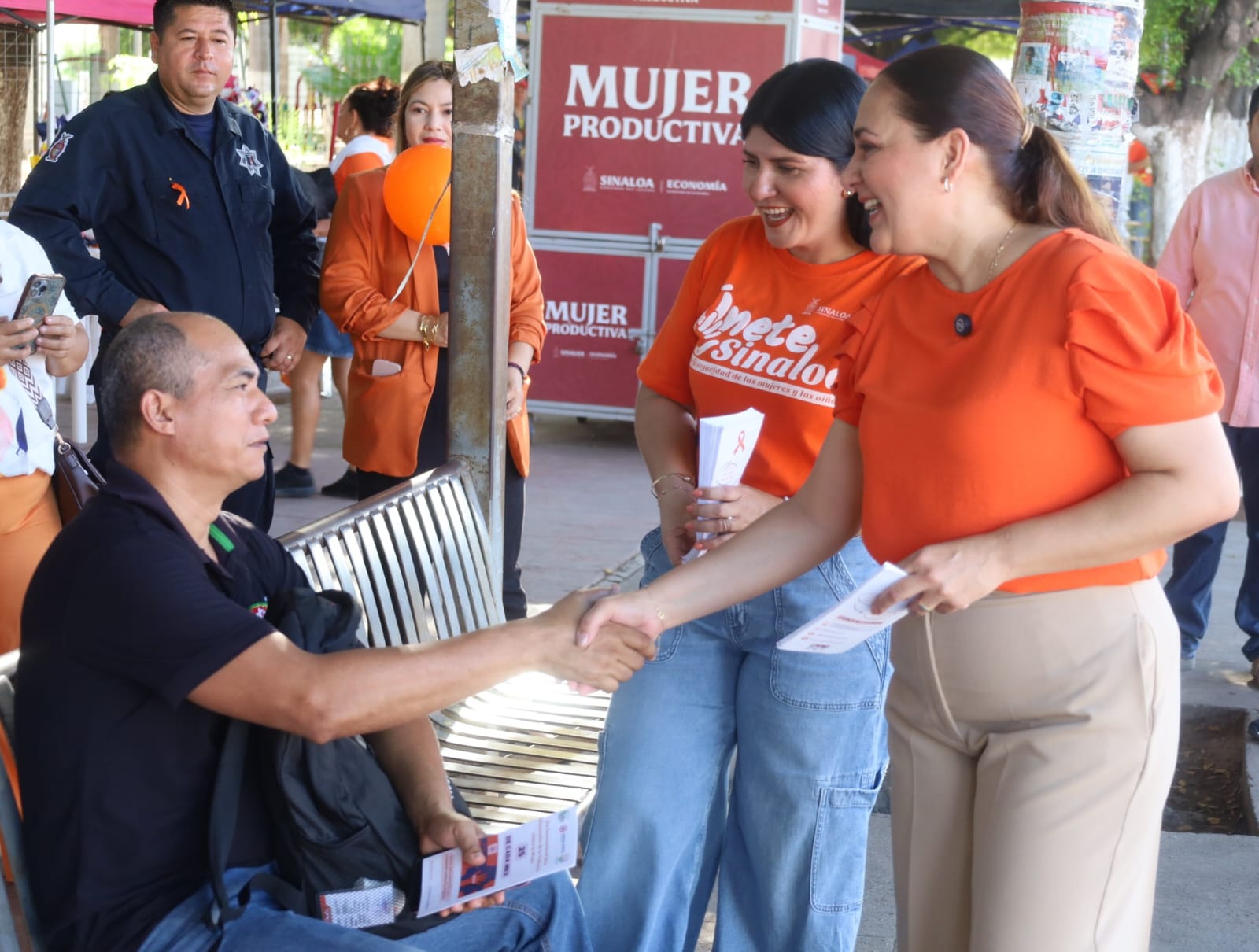 repartieron folletos informativos para erradicar la violencia contra las mujeres y niñas