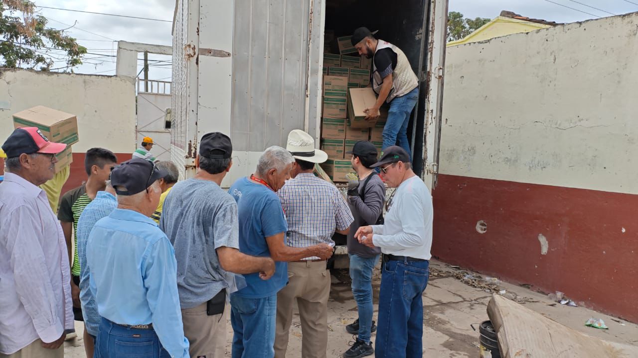 Entregan apoyos alimentarios a pescadores de Mazatlán