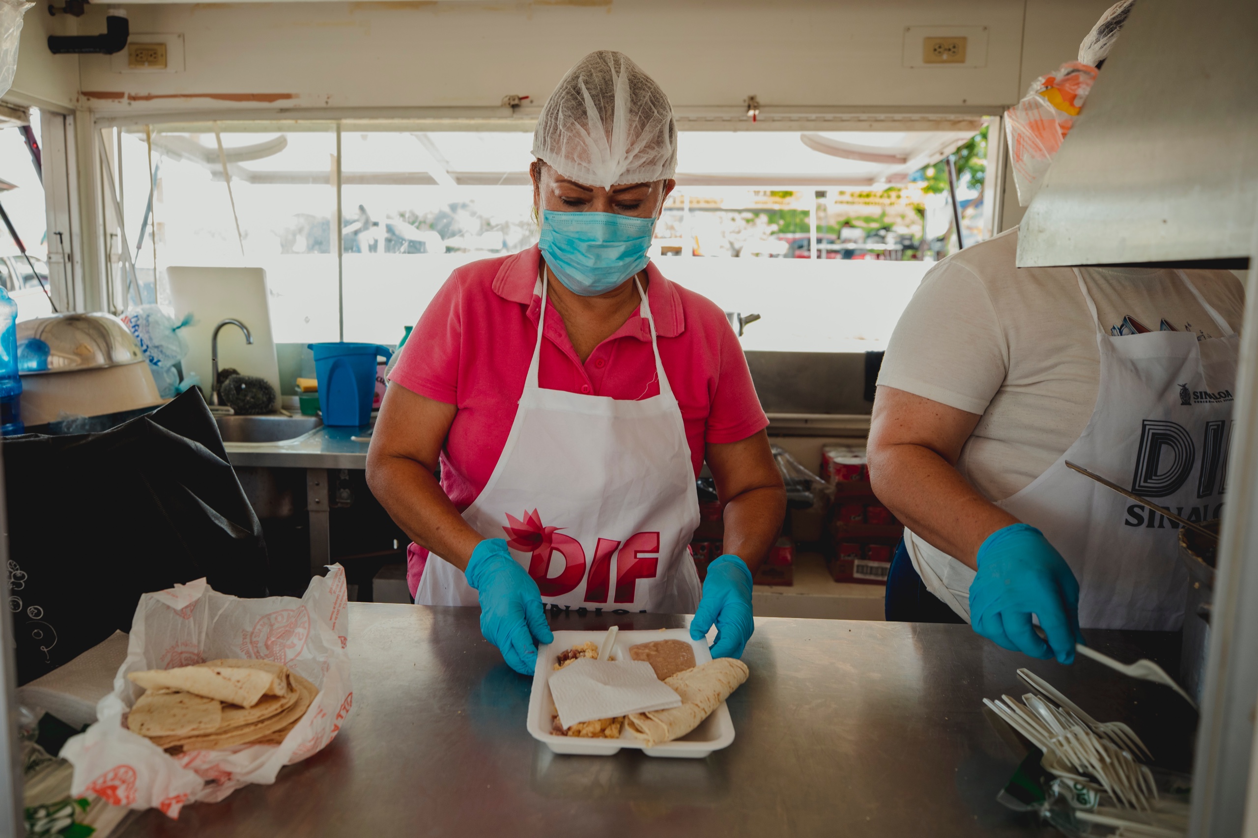 Lleva DIF Sinaloa su Cocina Móvil a familias de pacientes del Hospital General de Culiacán