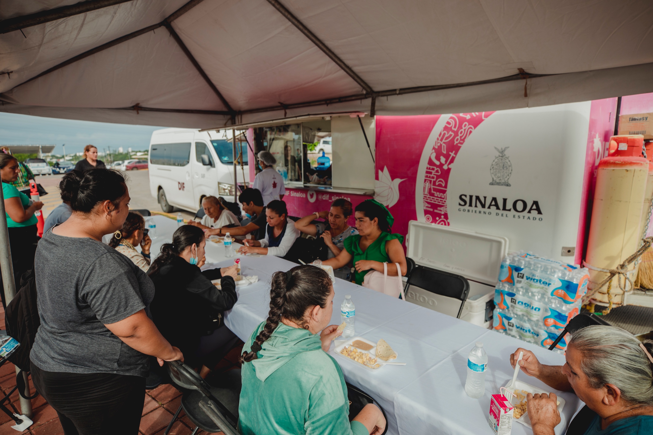 Lleva DIF Sinaloa su Cocina Móvil a familias de pacientes del Hospital General de Culiacán