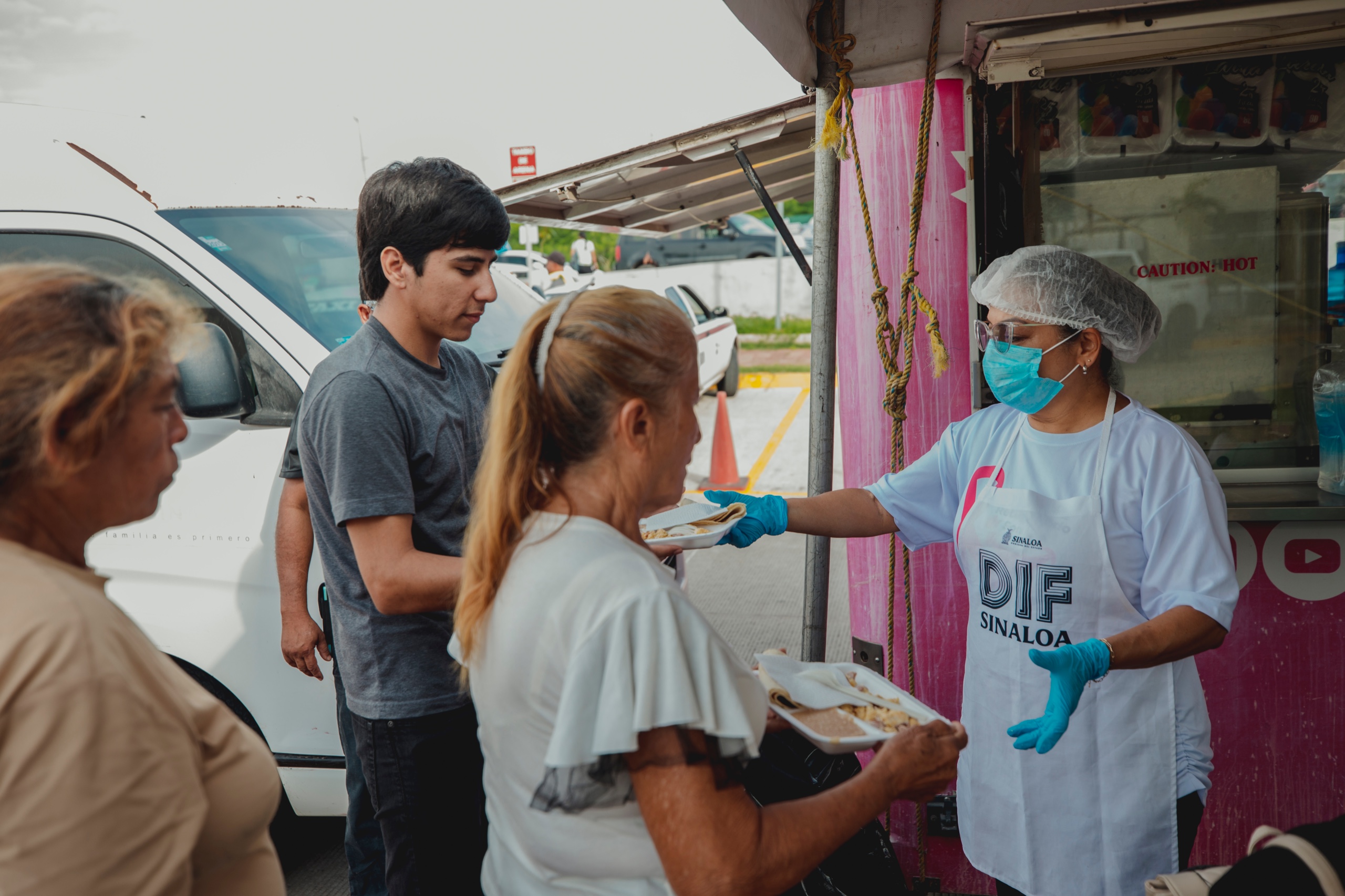 Lleva DIF Sinaloa su Cocina Móvil a familias de pacientes del Hospital General de Culiacán