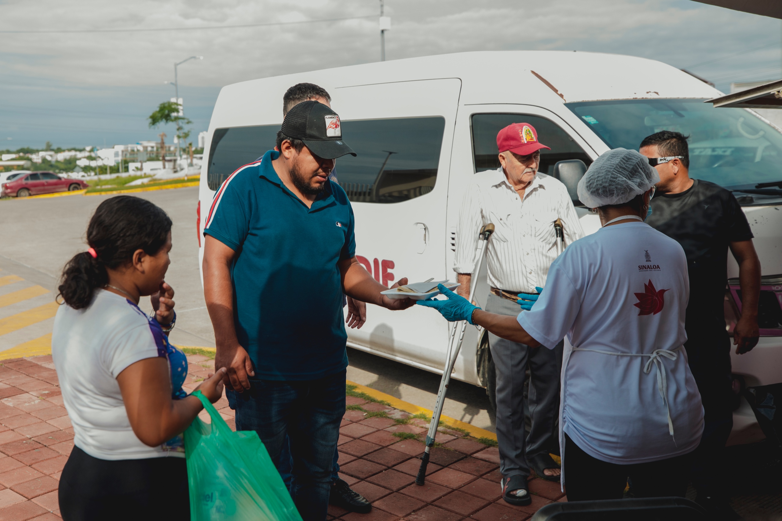 Lleva DIF Sinaloa su Cocina Móvil a familias de pacientes del Hospital General de Culiacán