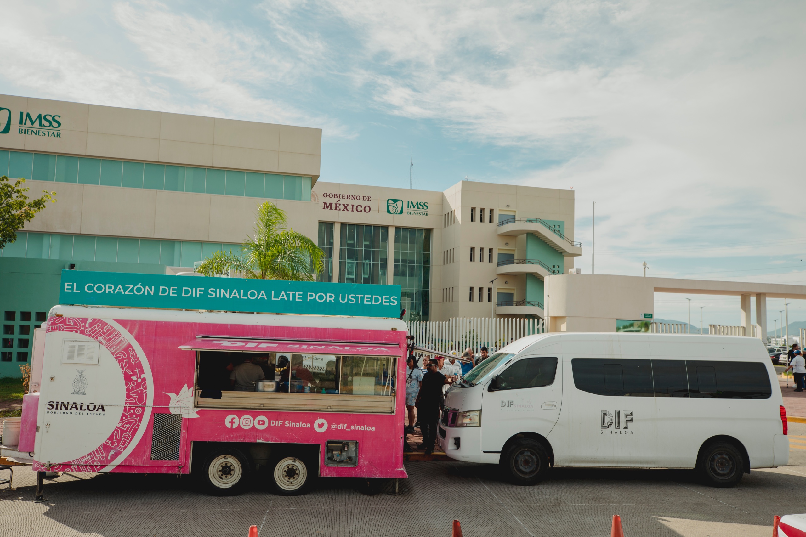 Lleva DIF Sinaloa su Cocina Móvil a familias de pacientes del Hospital General de Culiacán
