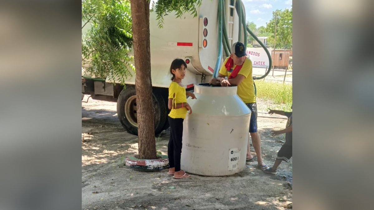 Continúan distribuyendo agua en pipas en comunidades de Choix por sequía