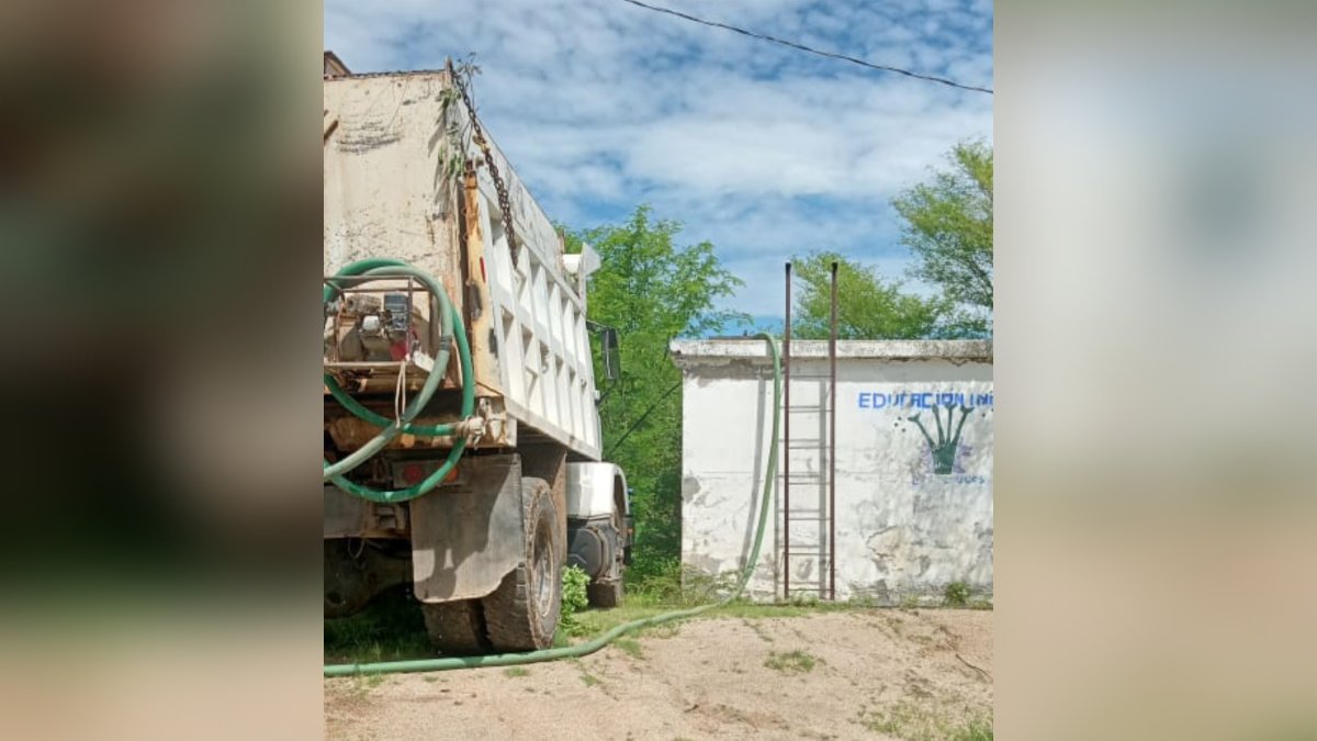 Continúan distribuyendo agua en pipas en comunidades de Choix por sequía