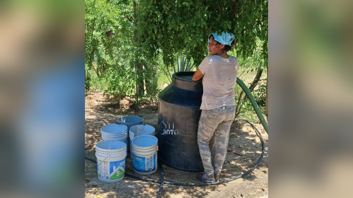 Continúan distribuyendo agua en pipas en comunidades de Choix por sequía