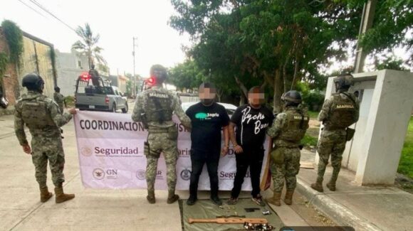 Detienen a dos personas con arma, municiones y vehículo robado en Mazatlán
