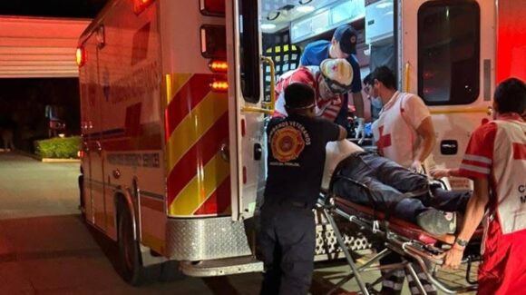 Noche de accidentes en Mazatlán; dos choques simultáneos dejan tres lesionados, uno de gravedad