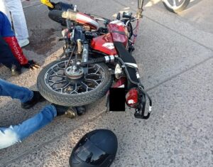 Dos motociclistas heridos tras chocar de frente en Las Cerezas, Los Mochis