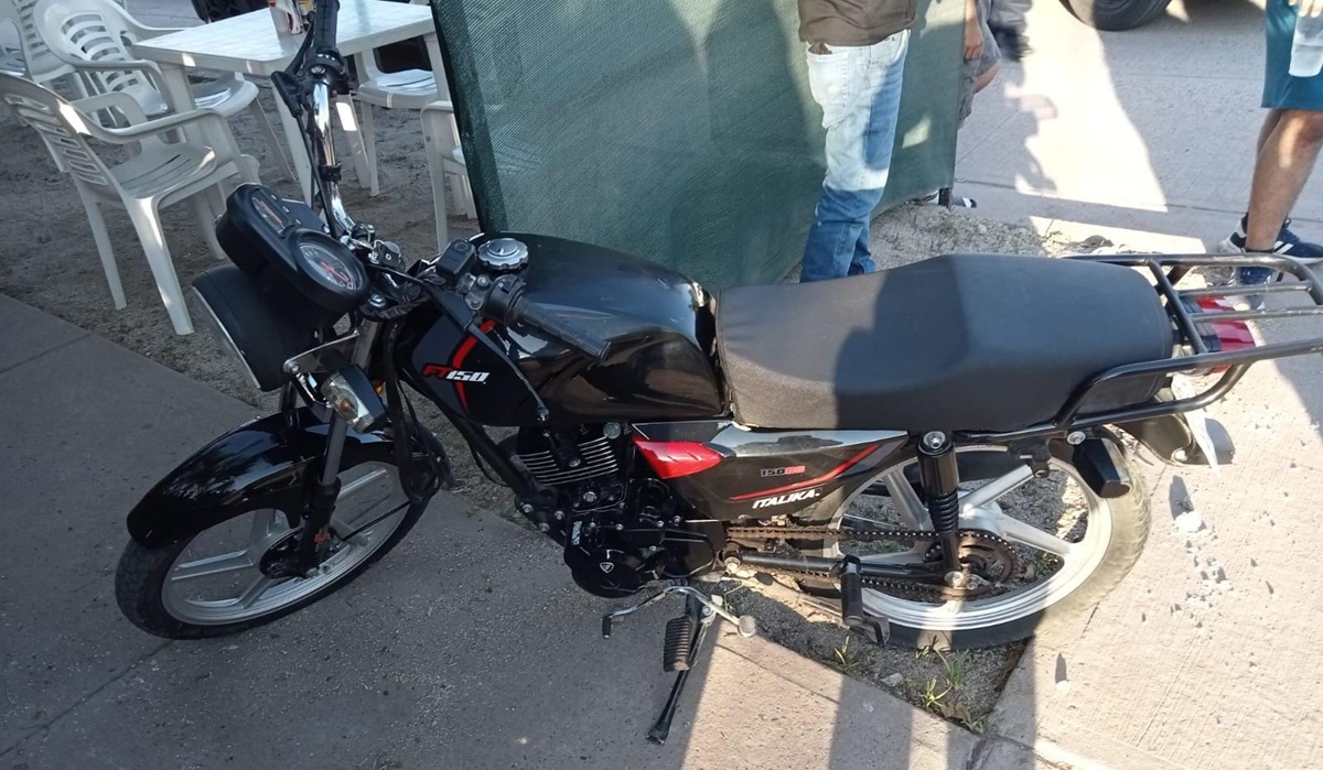 Dos motociclistas heridos tras chocar de frente en Las Cerezas, Los Mochis