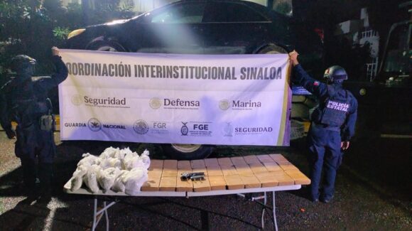 ¡En bolsas y paquetes! En Navolato, aseguran dosis de fentanilo, también un arma y un vehículo