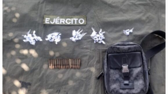 En Eldorado, militares aseguran cartuchos y dosis de presunta droga