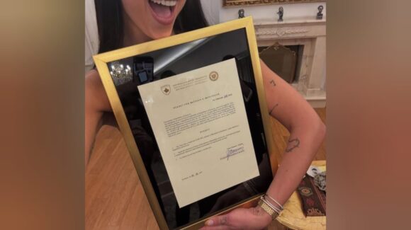 Dua Lipa recibe la ciudadanía de Kosovo