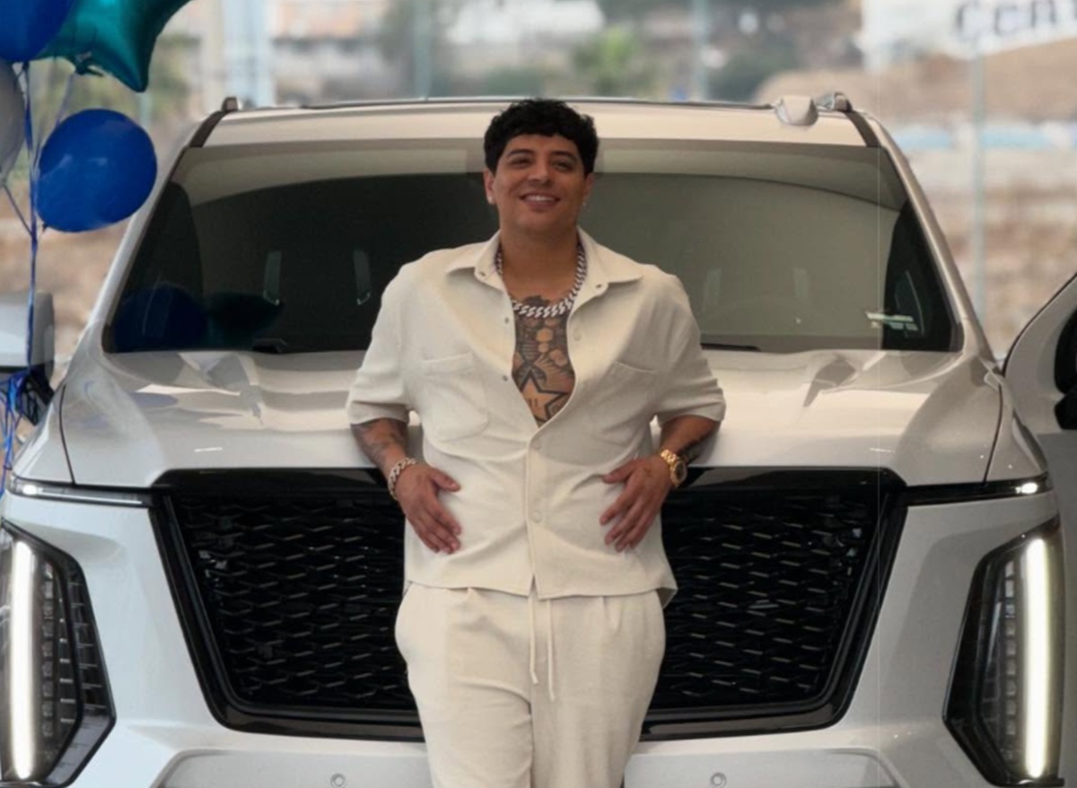 Eduin Caz celebrando su cumpleaños 32 con nueva camioneta