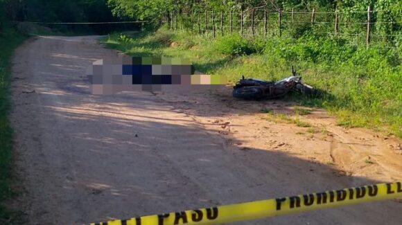 A lado de una moto hallan ejecutados a balazos a dos hombres en Tepuche al norte de Culiacán