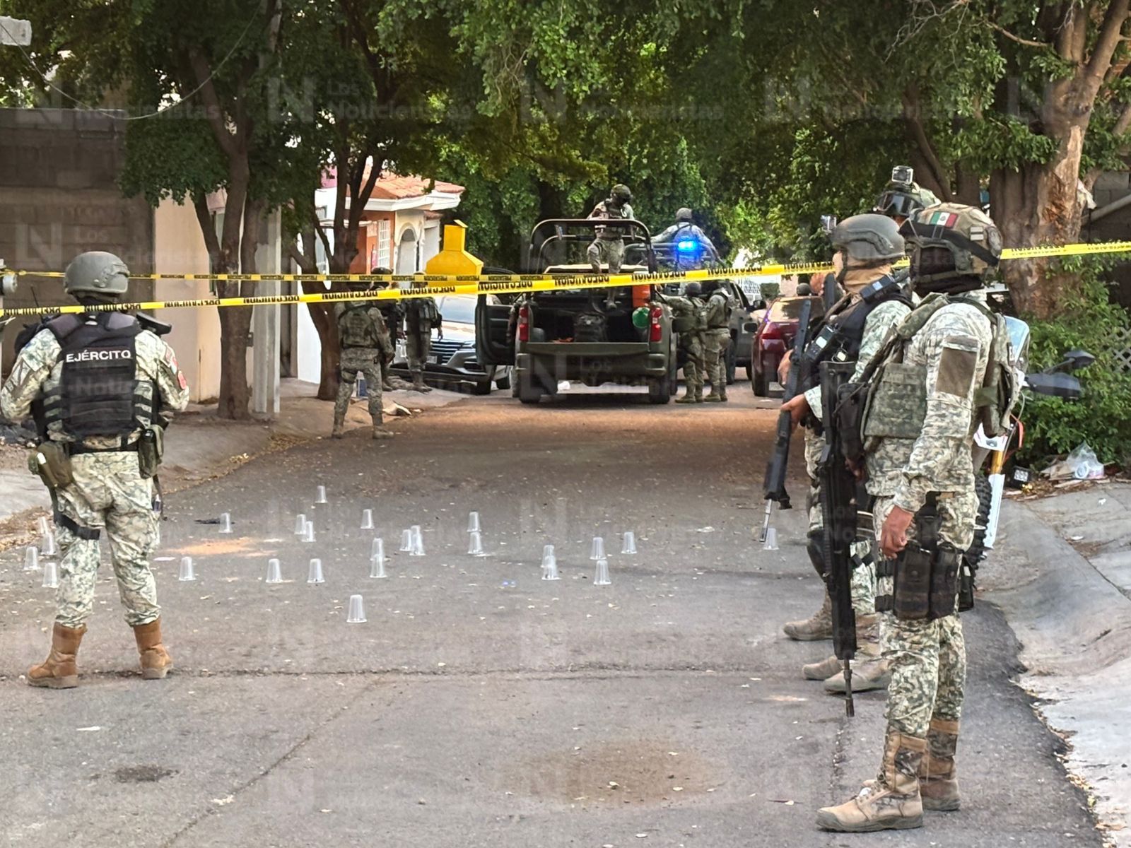 Militares resguardan calle donde fueron ejecutados dos hombres en Villa Bonita, Culiacán