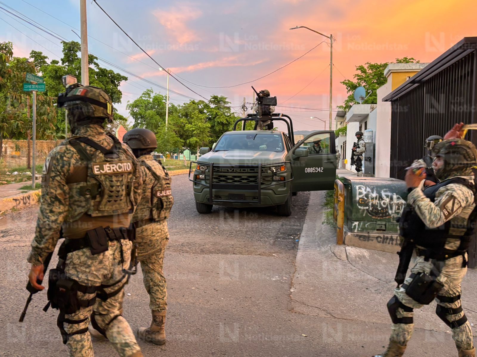 Militares resguardan calle donde fueron ejecutados dos hombres en Villa Bonita, Culiacán