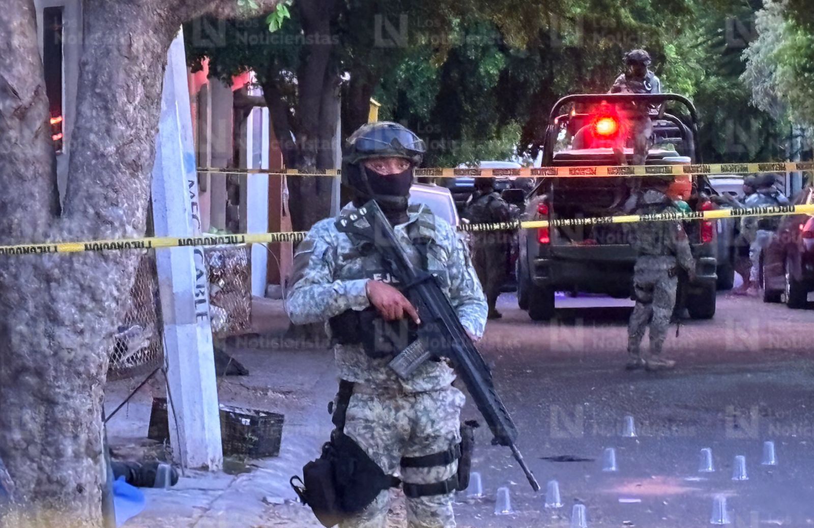 Militares resguardan calle donde fueron ejecutados dos hombres en Villa Bonita, Culiacán