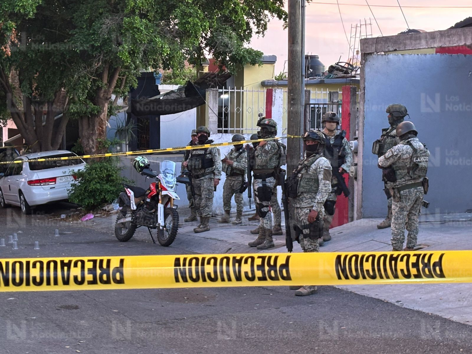 Militares resguardan calle donde fueron ejecutados dos hombres en Villa Bonita, Culiacán