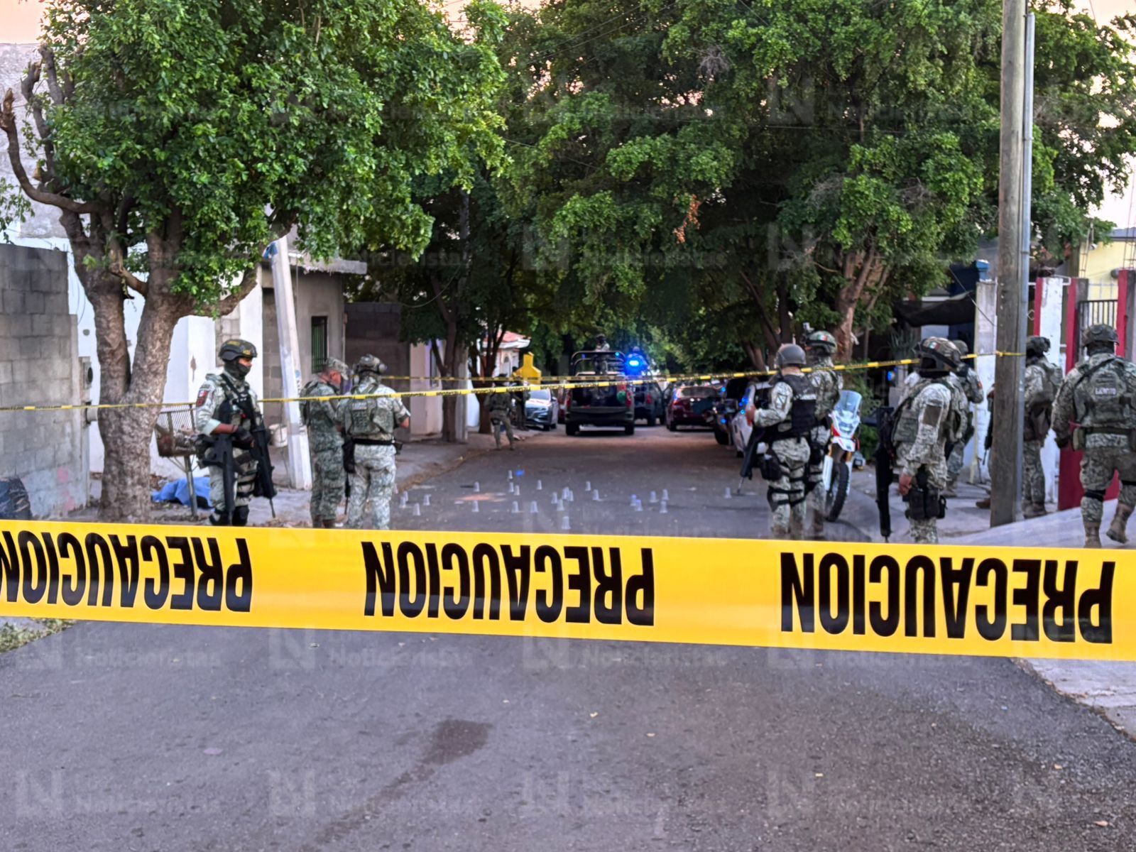 Militares resguardan calle donde fueron ejecutados dos hombres en Villa Bonita, Culiacán