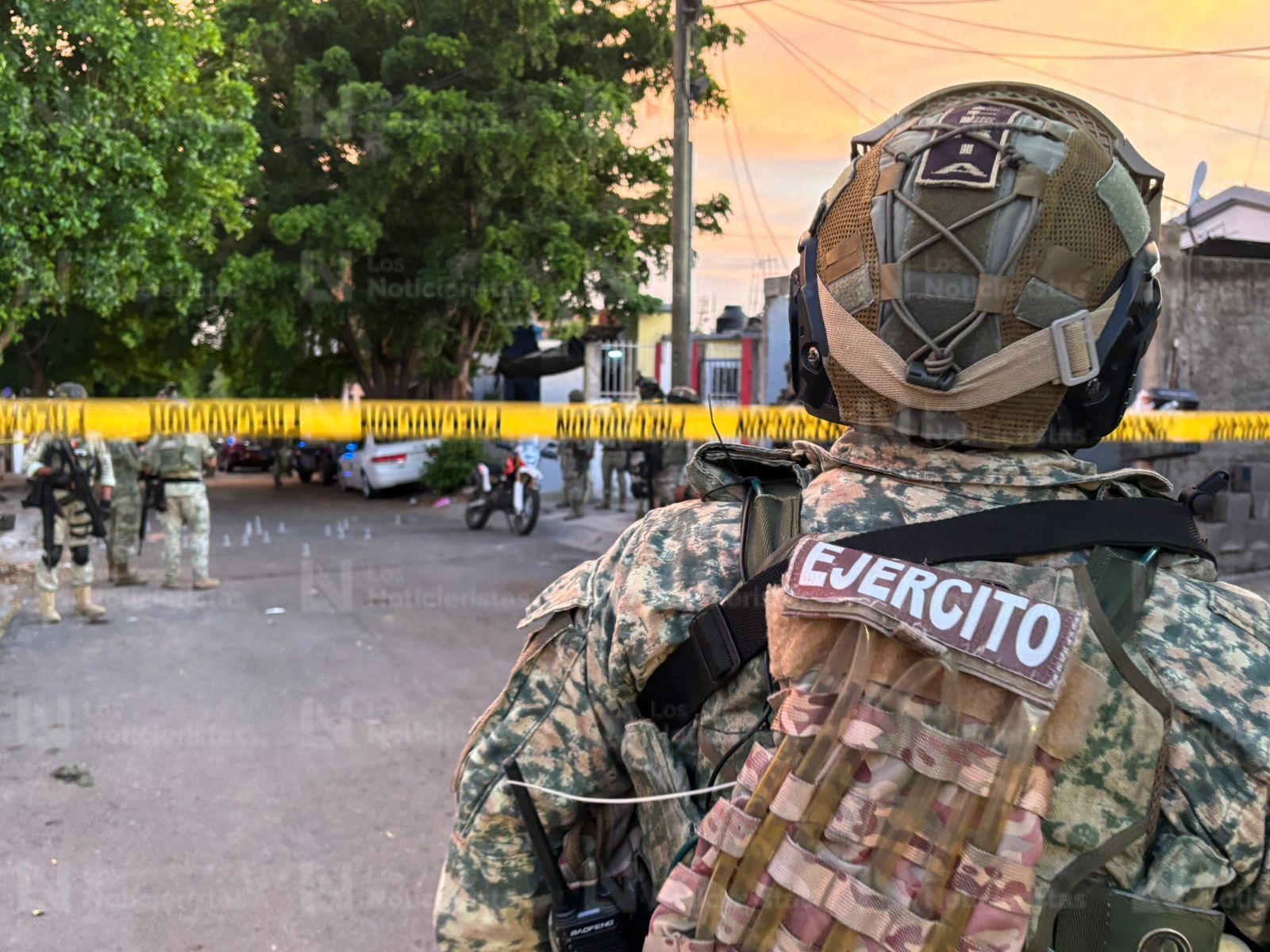 Militares resguardan calle donde fueron ejecutados dos hombres en Villa Bonita, Culiacán