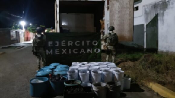 Aseguran dos vehículos, un arma, ponchallantas y material para elaboración de drogas en Navolato