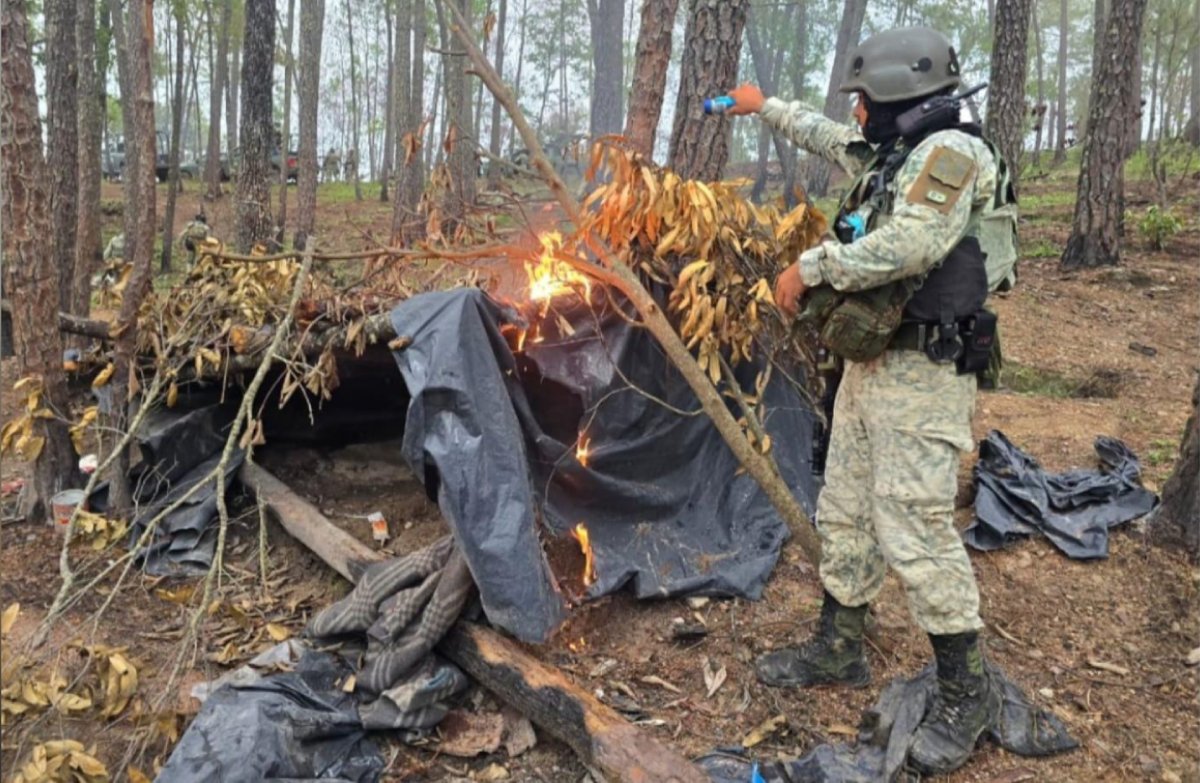 Elemento del ejercito quema campamento clandestino