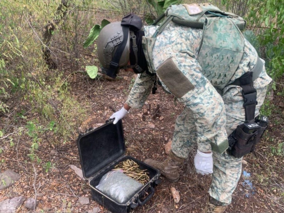 Elemento del ejercito localiza caja con cartuchos útiles