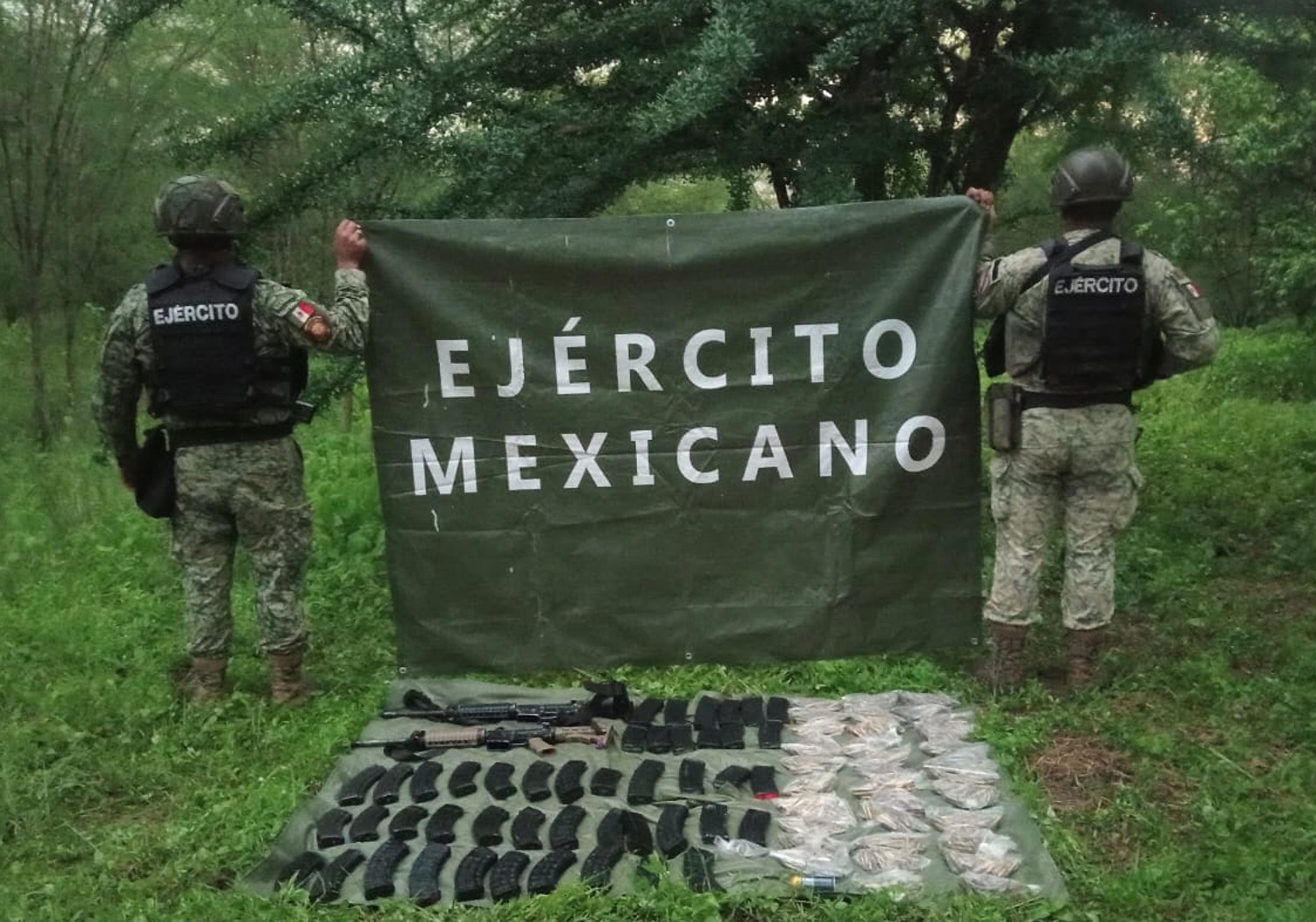 elementos del ejercito presentan armas, cargadores y cartuchos decomisado en San Ignacio