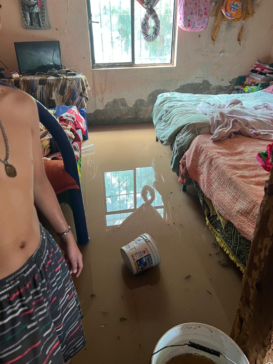 el agua inundo y daño viviendas en comunidades de guasave