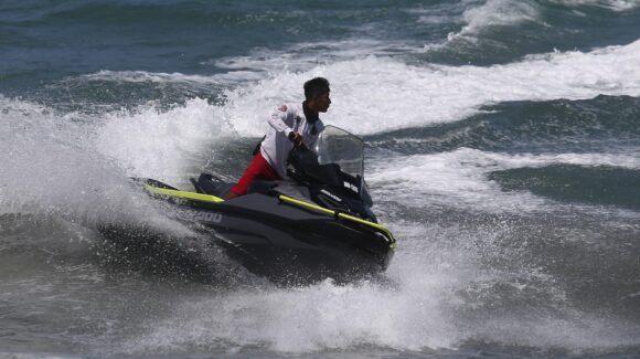 Rescatan a siete personas del mar en playas de Mazatlán; una fue hospitalizada